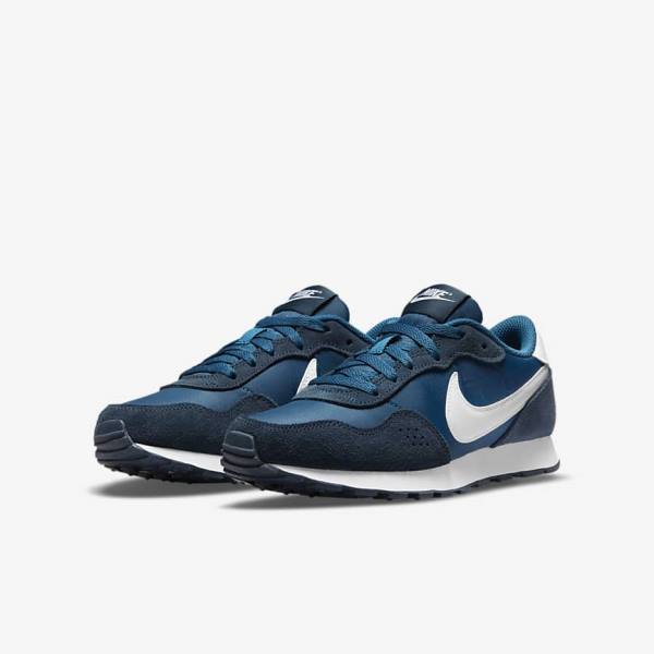 Kids' Nike MD Valiant Older Trainers Navy / White | NK941IQP