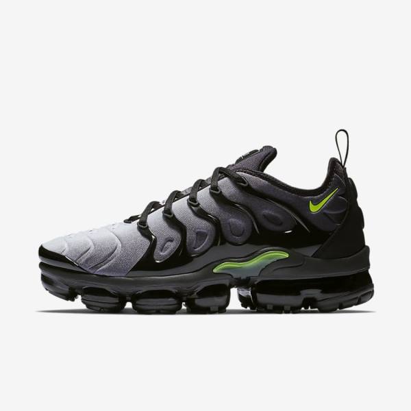 Men\'s Nike Air VaporMax Plus Trainers Black / White | NK916LAD