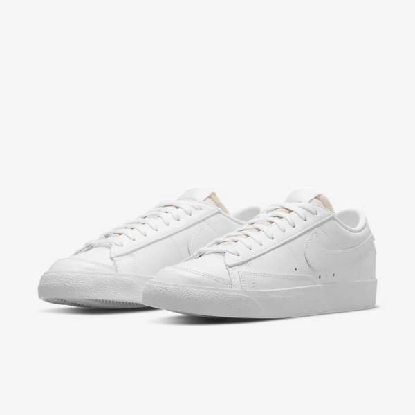 Women's Nike Blazer Low 77 Trainers White | NK506XZV